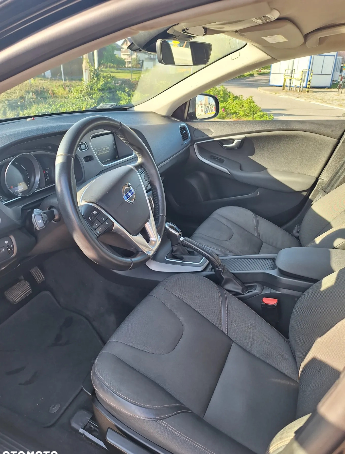 Volvo V40 cena 56900 przebieg: 132000, rok produkcji 2016 z Gdynia małe 254